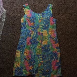 I’m selling this around medium size dress.